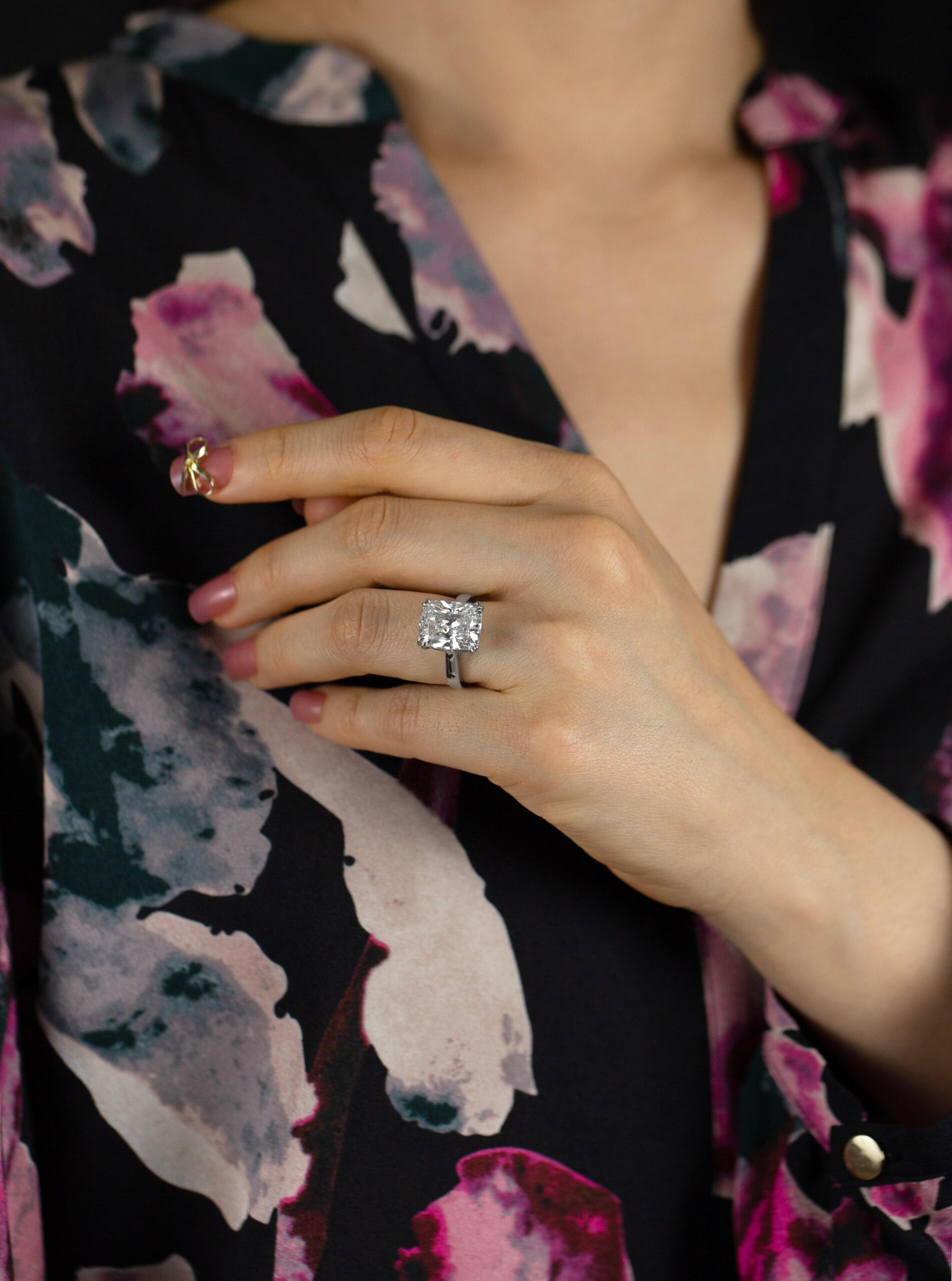 GIA Certified 7.76 Carats Cushion Cut Diamond Solitaire Engagement Ring in Platinum - Image 4