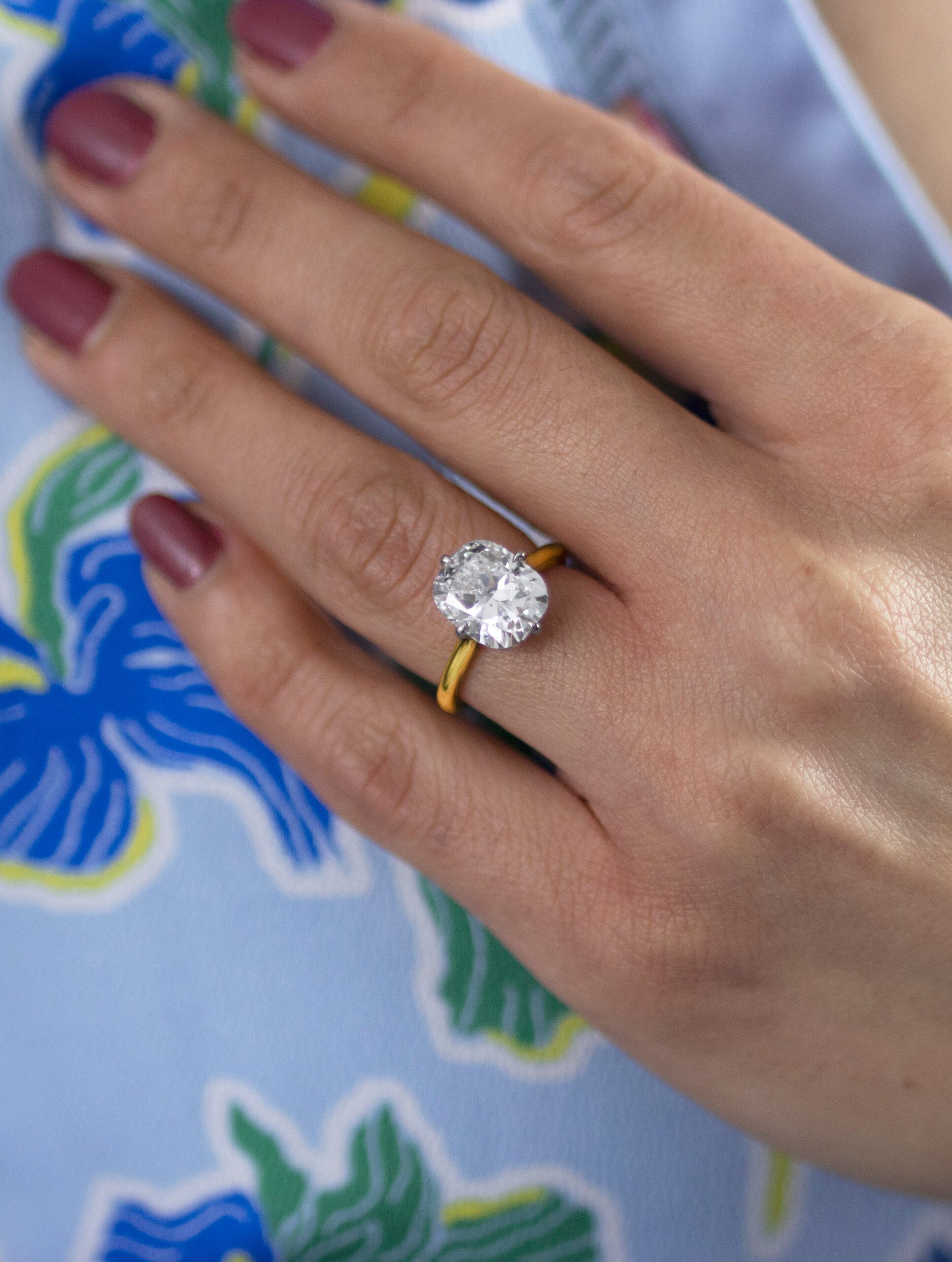 GIA Certified 5.02 Carats Cushion Cut Diamond Solitaire Engagement Ring in Platinum & Yellow Gold - Image 5