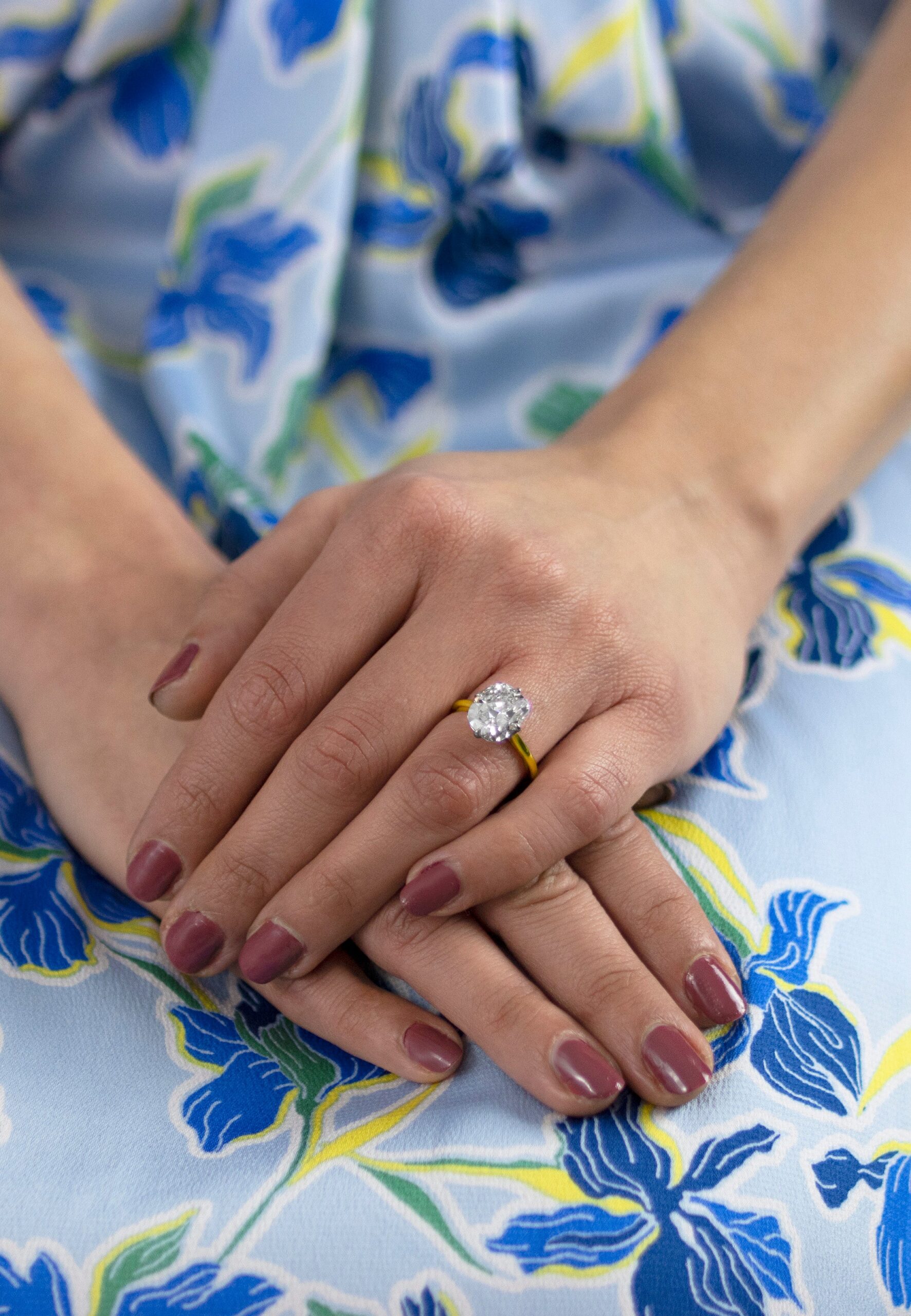 GIA Certified 5.02 Carats Cushion Cut Diamond Solitaire Engagement Ring in Platinum & Yellow Gold - Image 7