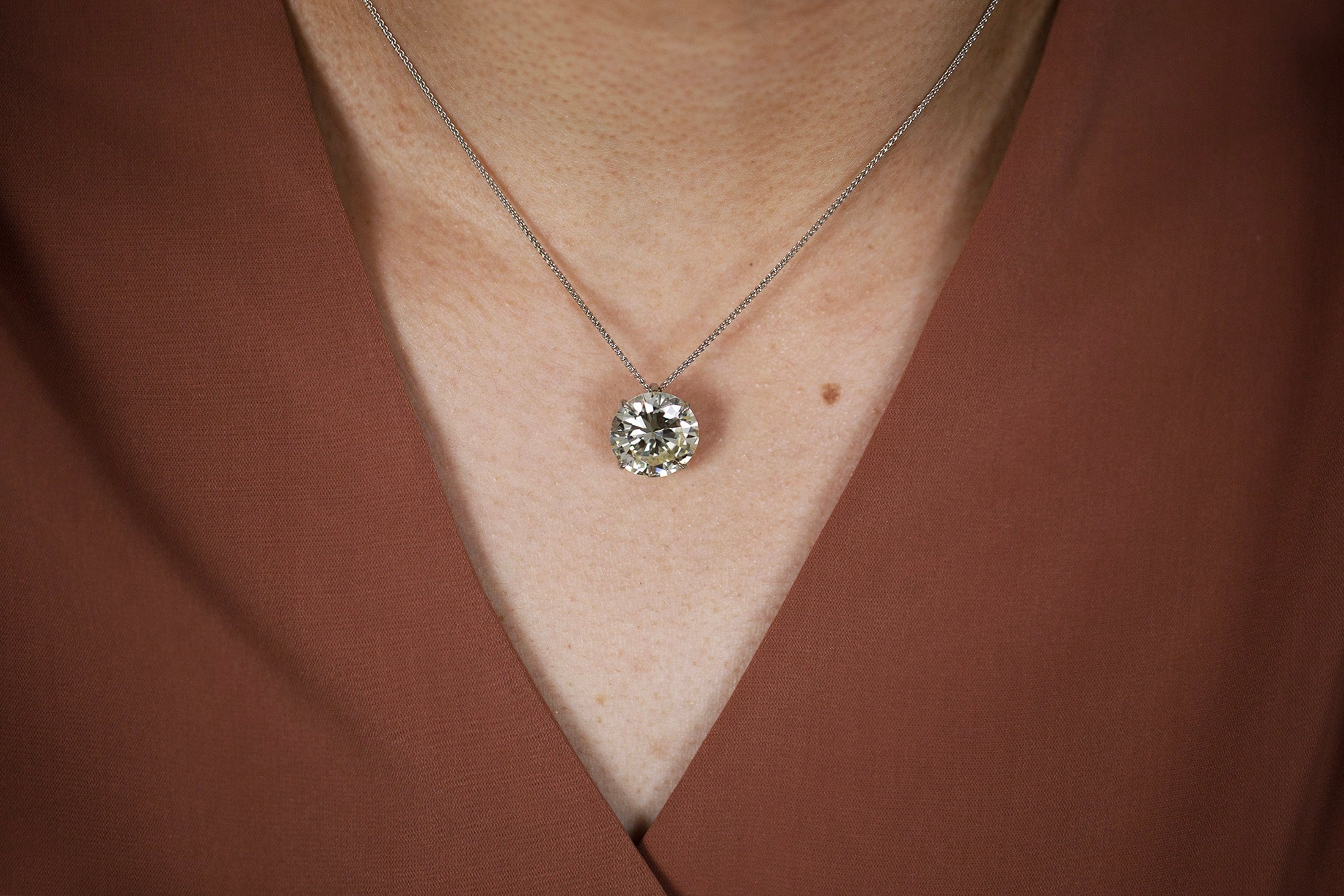 GIA Certified 9.17 Carats Round Brilliant Cut Diamond Solitaire Pendant Necklace in Platinum - Image 4