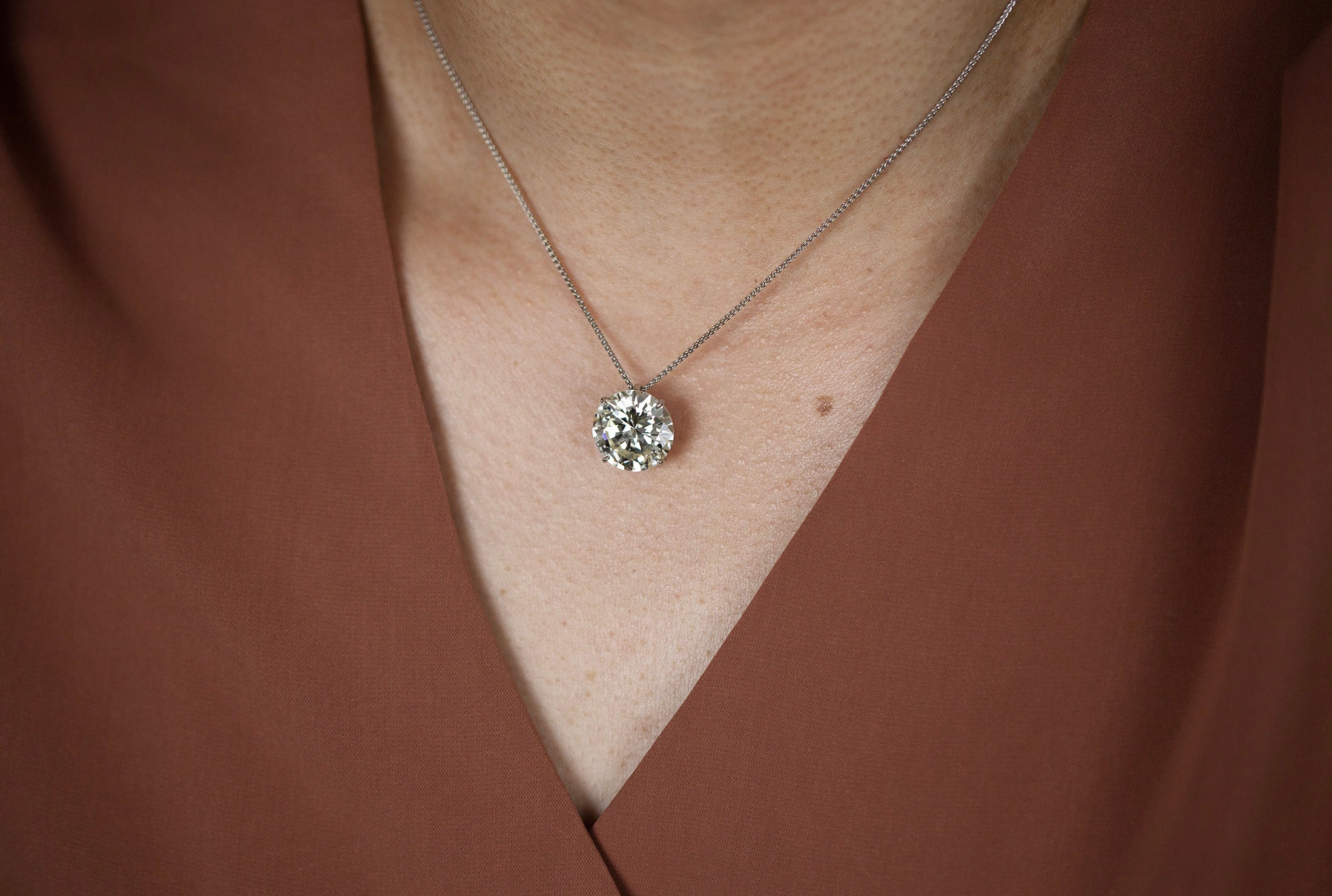 GIA Certified 9.17 Carats Round Brilliant Cut Diamond Solitaire Pendant Necklace in Platinum - Image 5