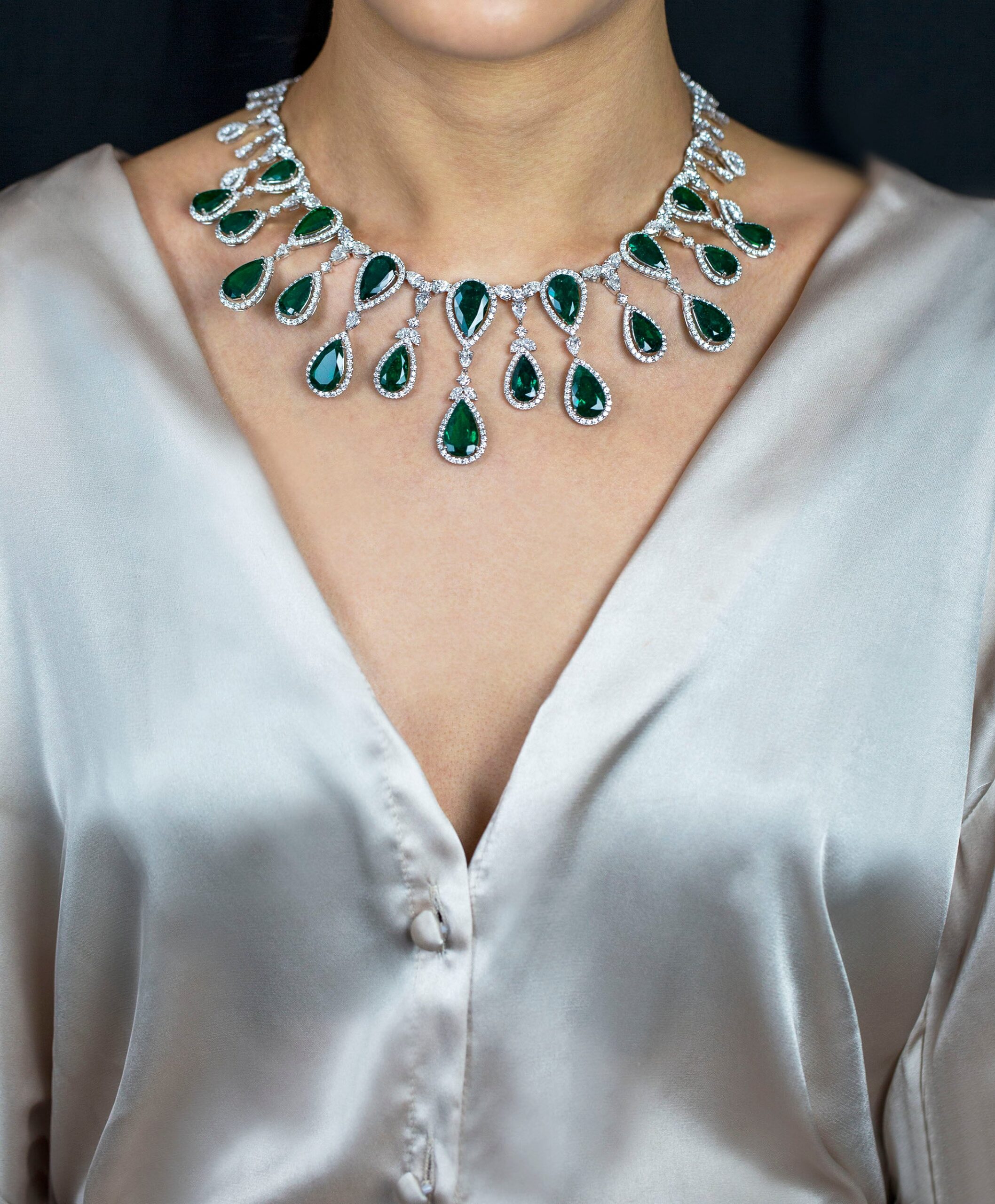 96.39 Carats Total Pear Shape Colombian Emerald & Diamond Fringe Necklace in White Gold - Image 4