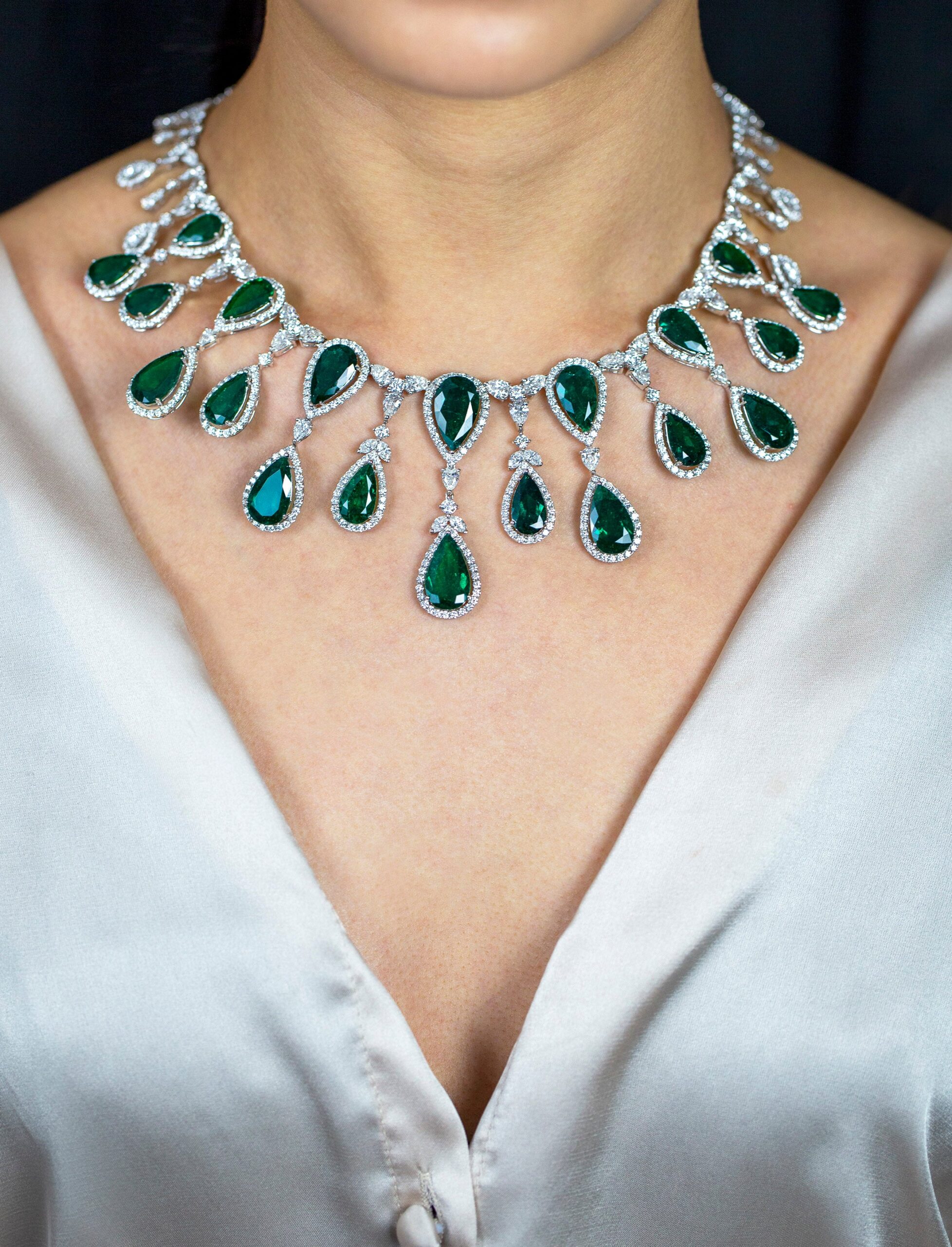 96.39 Carats Total Pear Shape Colombian Emerald & Diamond Fringe Necklace in White Gold - Image 5