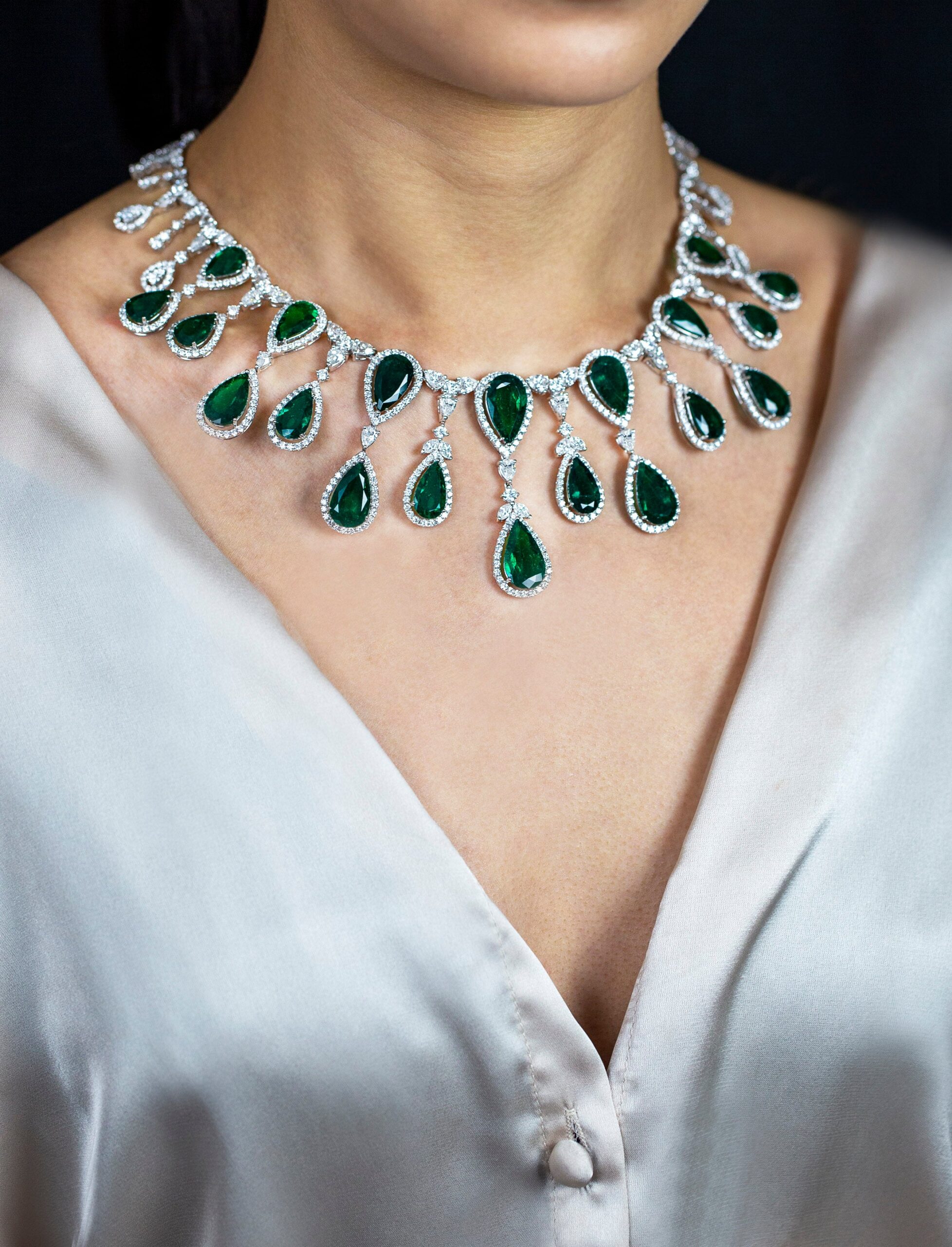 96.39 Carats Total Pear Shape Colombian Emerald & Diamond Fringe Necklace in White Gold - Image 6