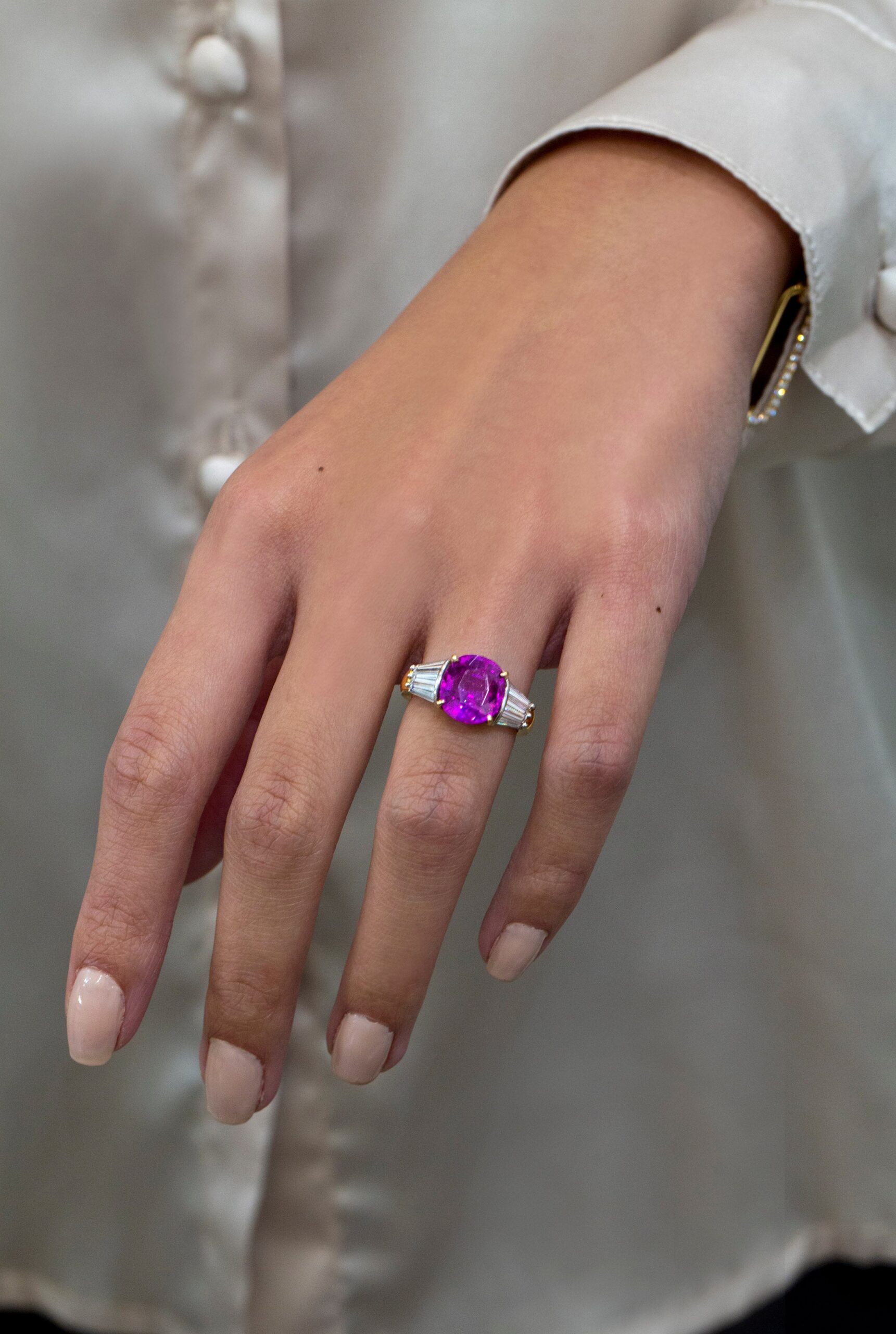 4.95 Carats Oval Cut Purple Pink Sapphire Three-Stone Engagement Ring in Yellow Gold & Platinum - Image 3
