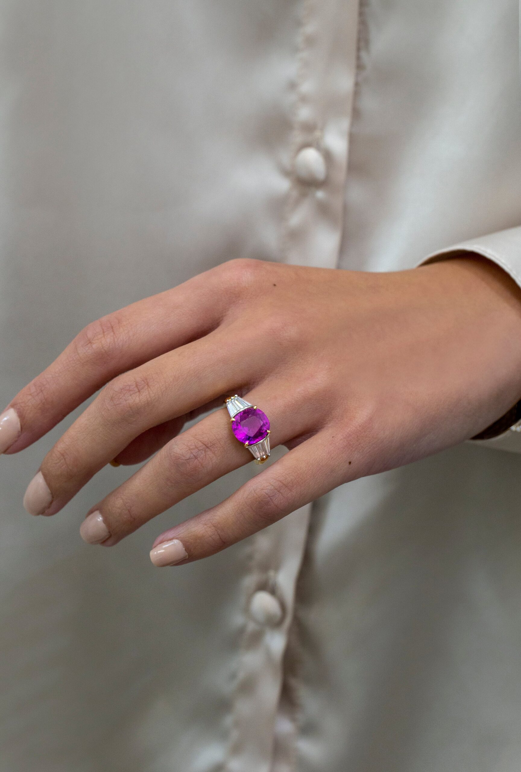 4.95 Carats Oval Cut Purple Pink Sapphire Three-Stone Engagement Ring in Yellow Gold & Platinum - Image 4