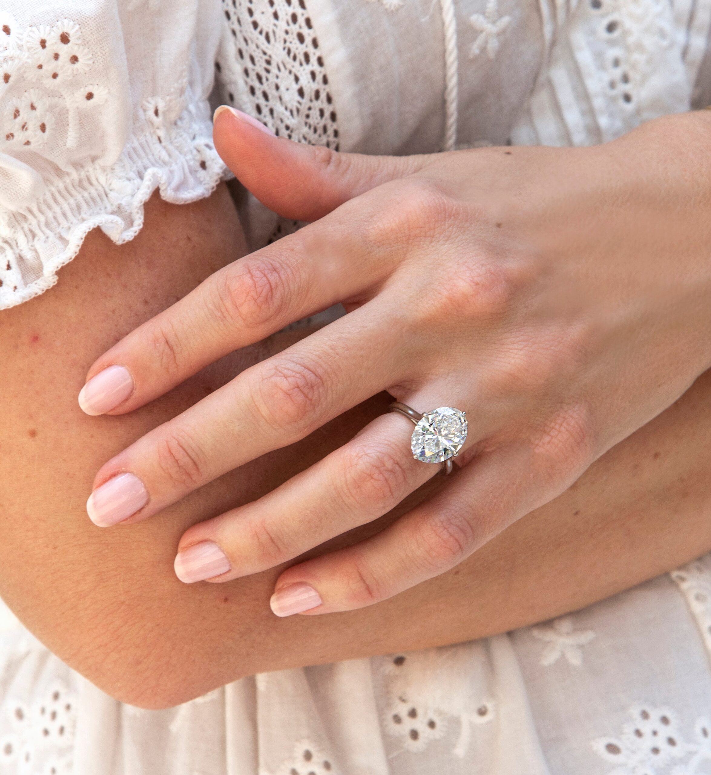 GIA Certified 7.04 Carats Oval Cut Diamond Solitaire Engagement Ring in Platinum - Image 4