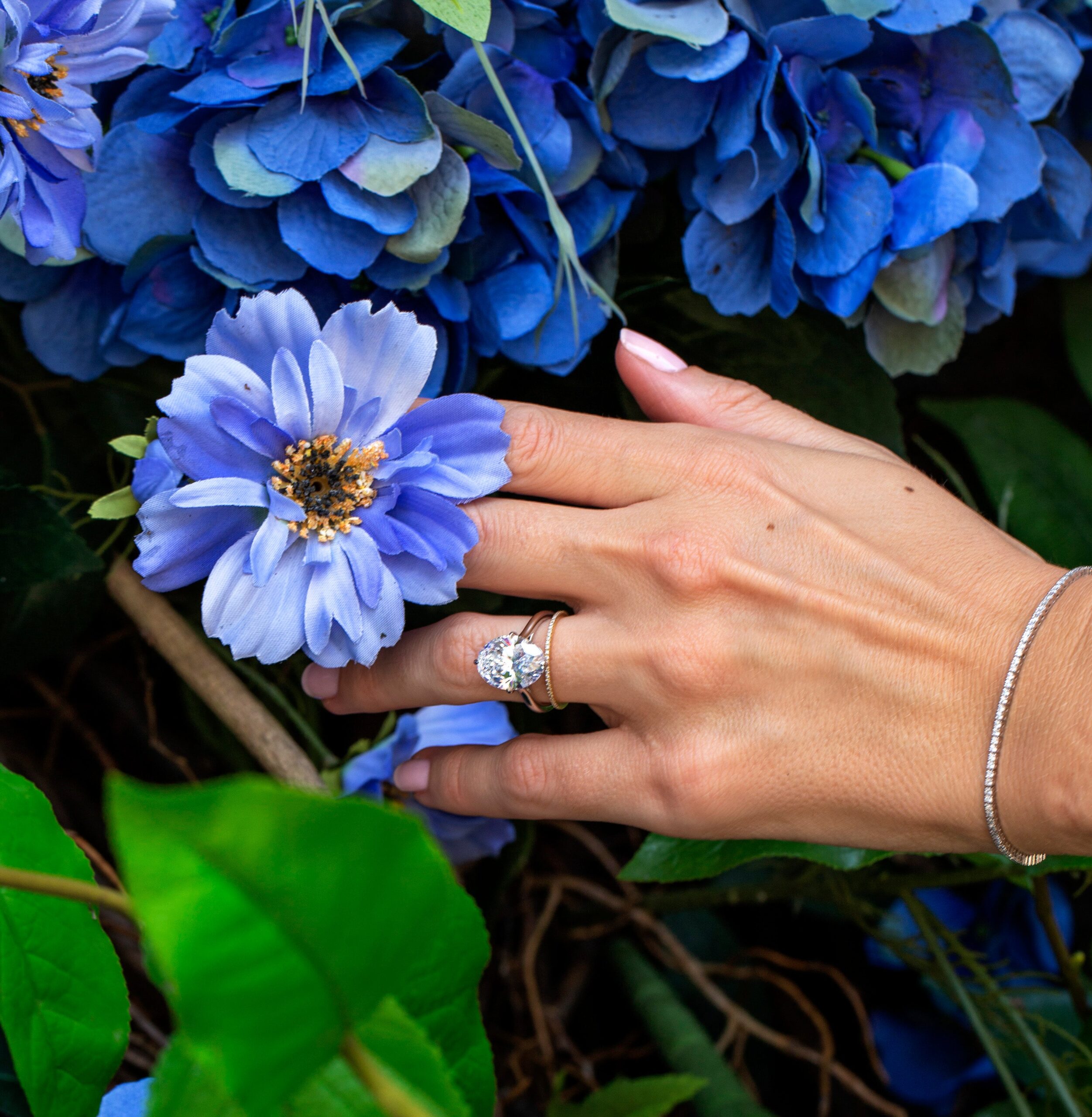 GIA Certified 7.04 Carats Oval Cut Diamond Solitaire Engagement Ring in Platinum - Image 6