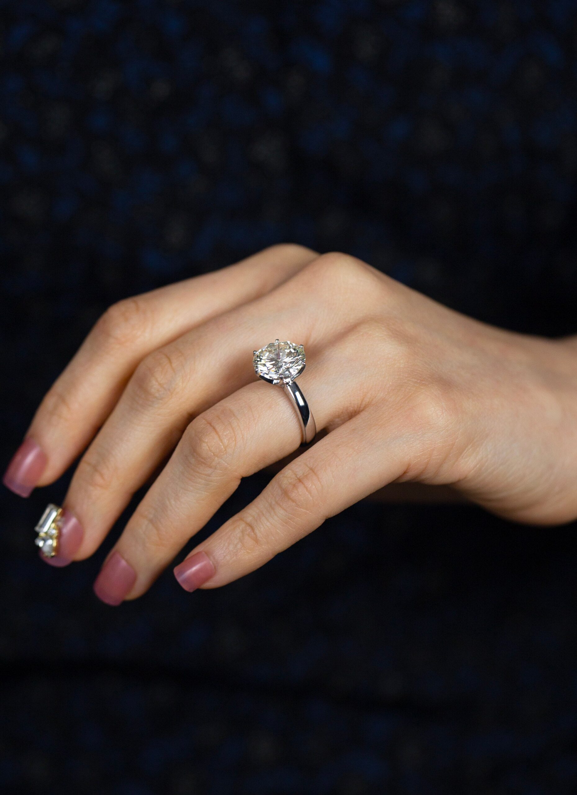 GIA Certified 7.00 Carats Round Brilliant Cut Diamond Solitaire Engagement Ring in White Gold - Image 4