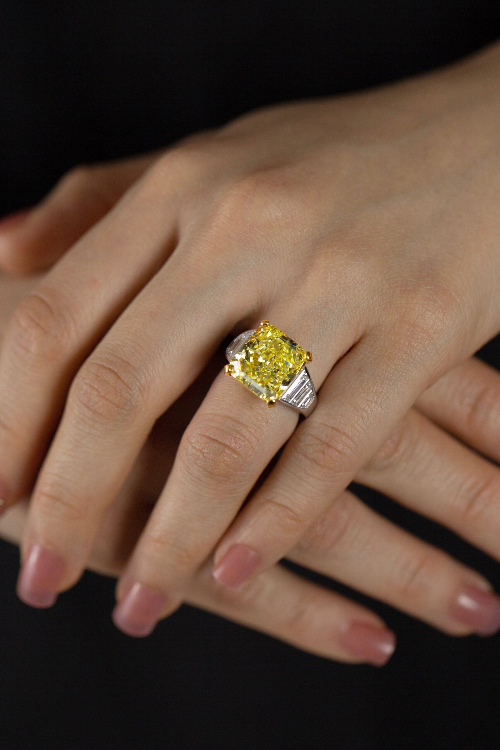 GIA Certified 11.30 Carats Radiant Cut Yellow Diamond Engagement Ring in Yellow Gold & Platinum - Image 5