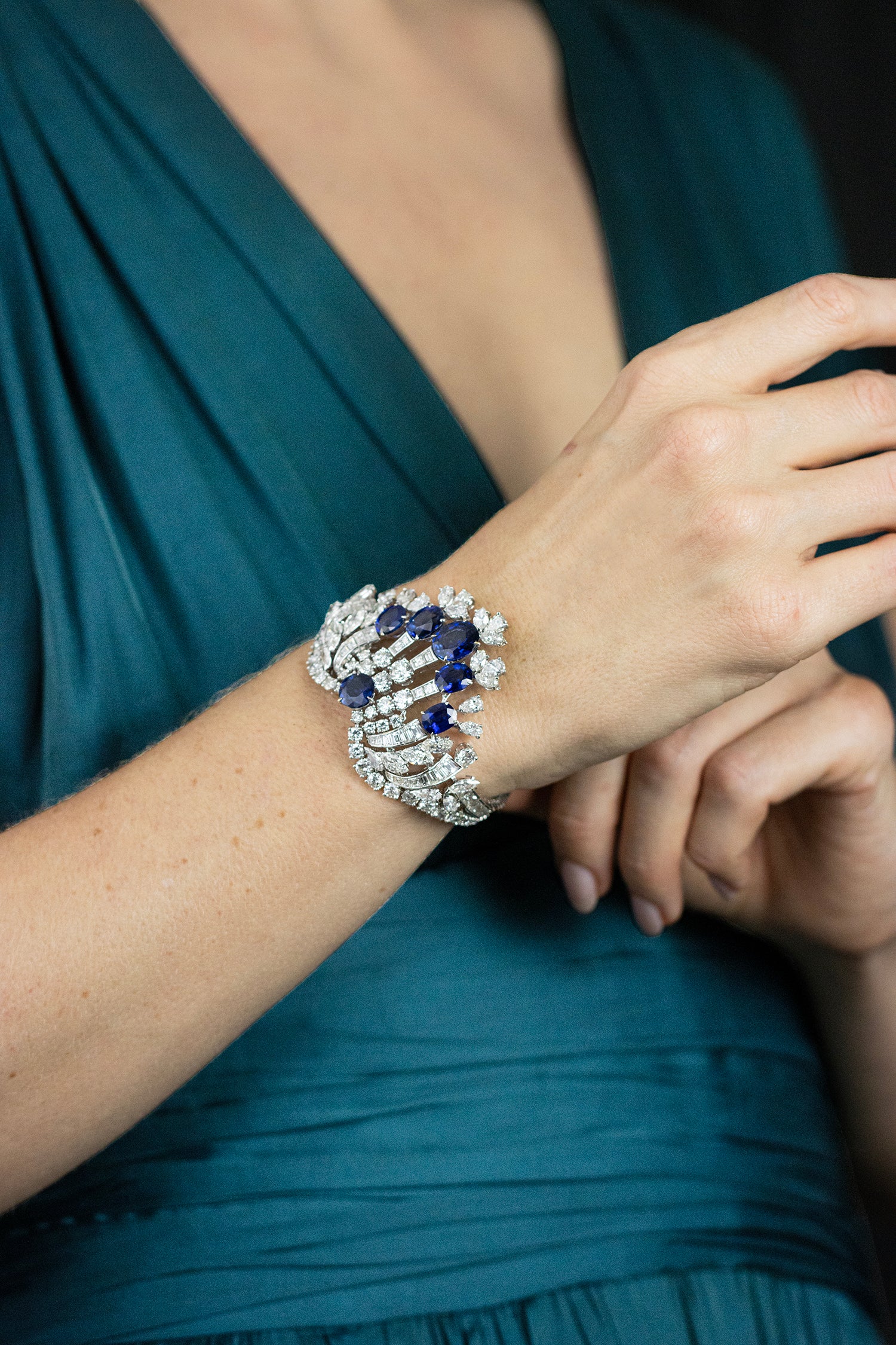 49.95 Carat Total Important Sapphire & Mixed-Cut Diamond Bracelet in White Gold - Image 3