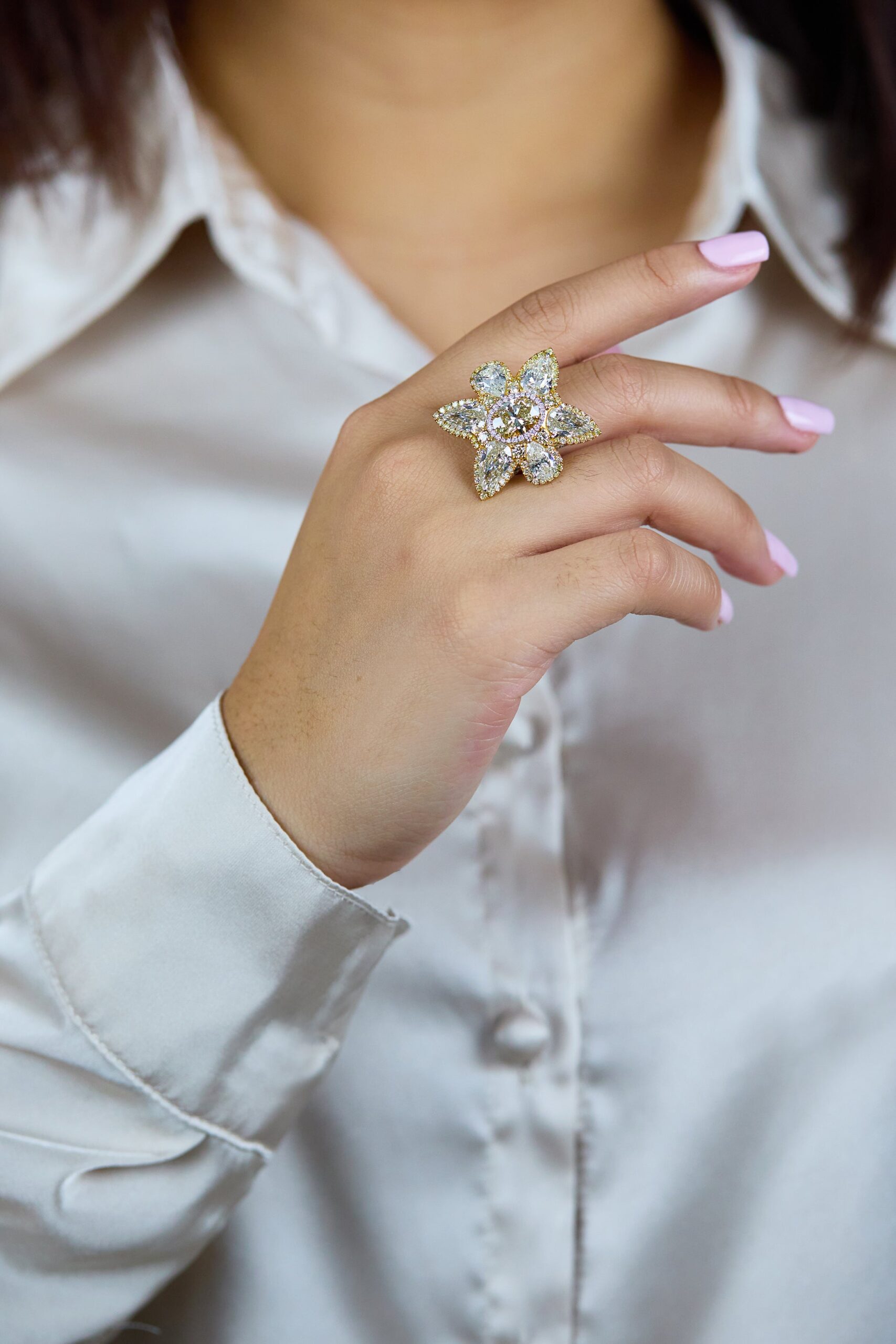 GIA Certified 11.15 Carats Total Mixed-Cut Diamond Flower Cocktail Ring in Yellow Gold & Platinum - Image 7